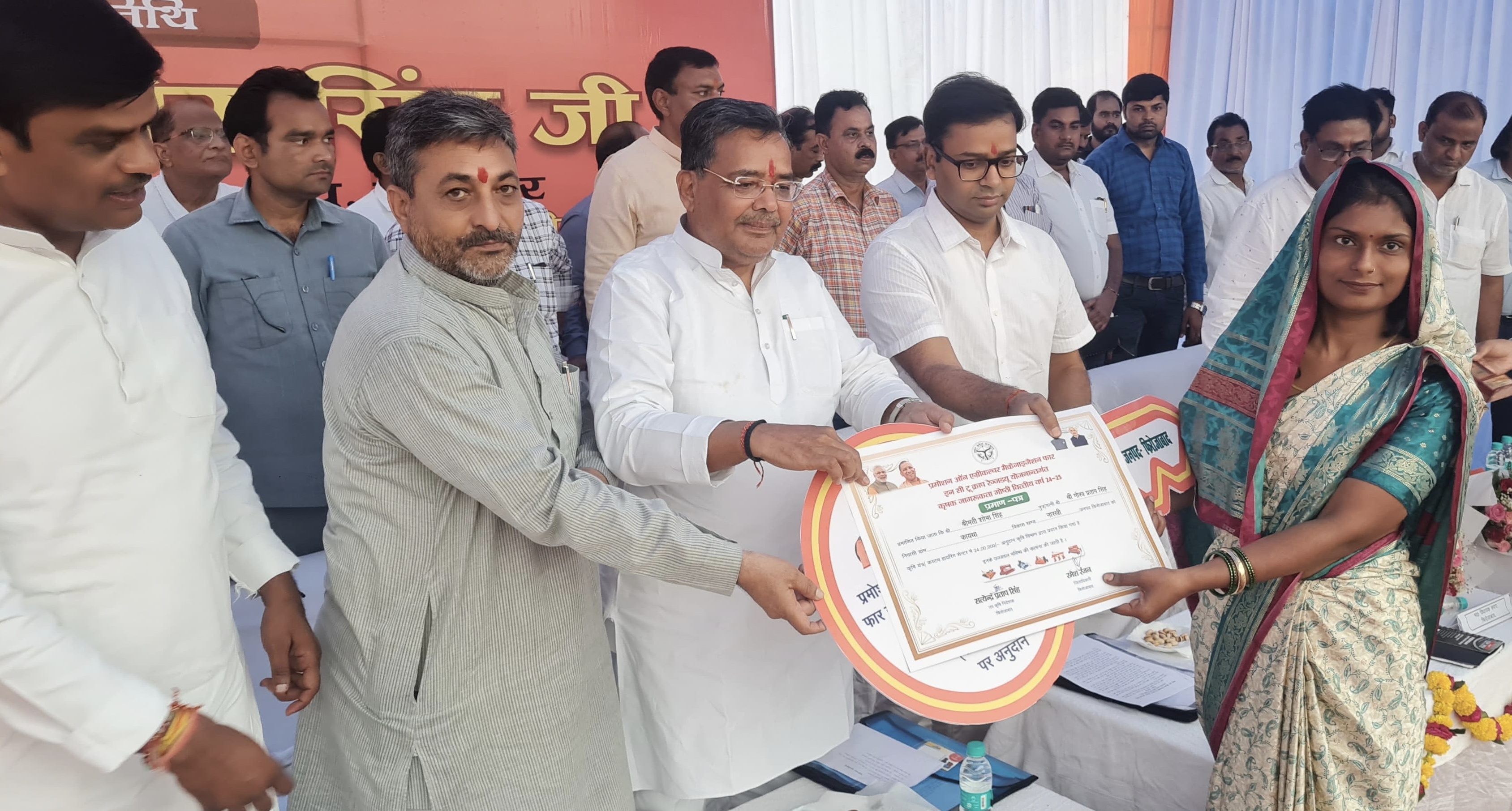 लाभार्थी को सम्मानित करते पर्यटन मंत्री जयवीर सिंह लाभार्थी को सम्मानित करते पर्यटन मंत्री जयवीर सिंह
