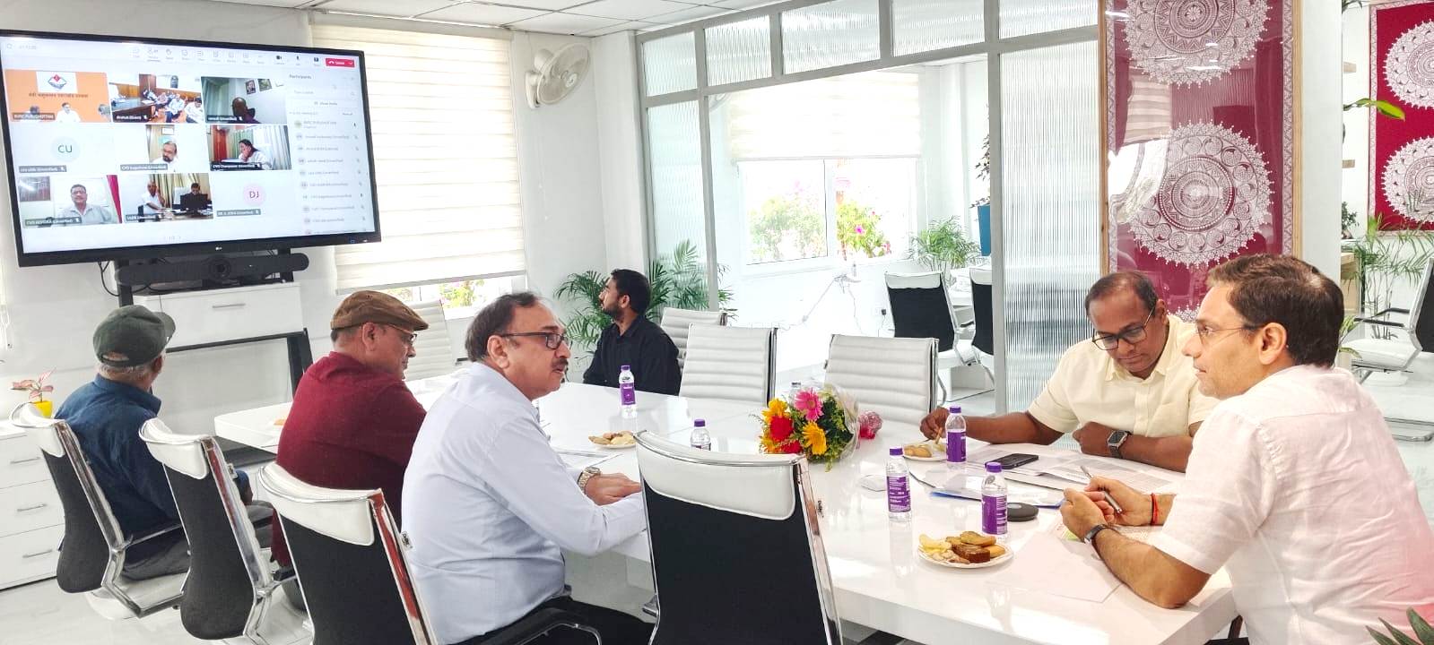 वीडियो कांफ्रेंसिंग के जरिए विभागीय टीकाकरण कार्यक्रम की समीक्षा करते पशुपालन मंत्री साैरभ बहुगुणा। वीडियो कांफ्रेंसिंग के जरिए विभागीय टीकाकरण कार्यक्रम की समीक्षा करते पशुपालन मंत्री साैरभ बहुगुणा।