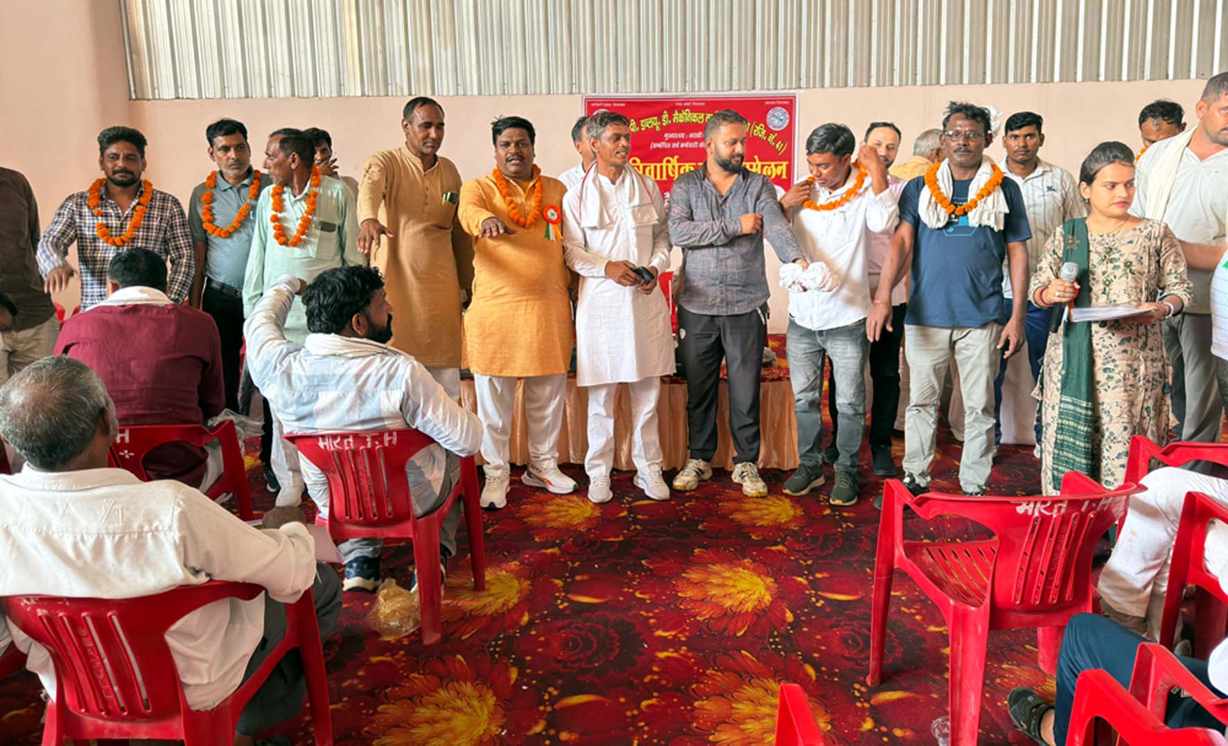 पद व गोपनीयता की शपथ ग्रहण करते यूनियन के नवनिर्वाचित पदाधिकारी। पद व गोपनीयता की शपथ ग्रहण करते यूनियन के नवनिर्वाचित पदाधिकारी।