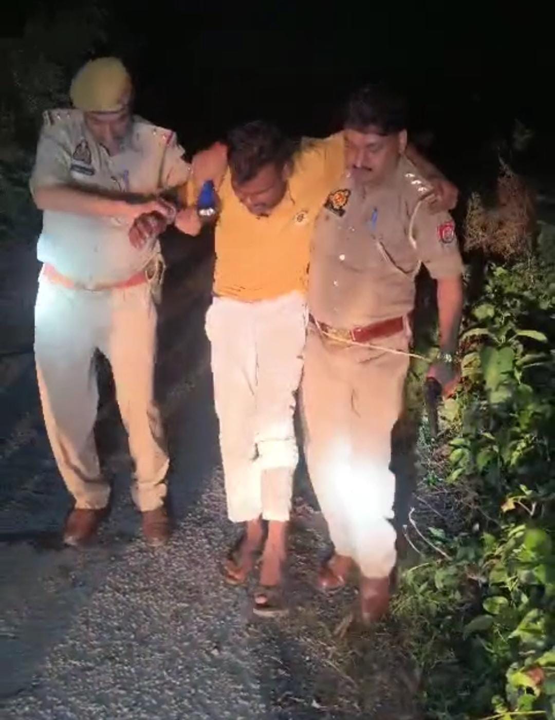 पुलिस मुठभेड़ में एक गौ तस्कर गिरफ्तार दो फरार पुलिस मुठभेड़ में एक गौ तस्कर गिरफ्तार दो फरार
