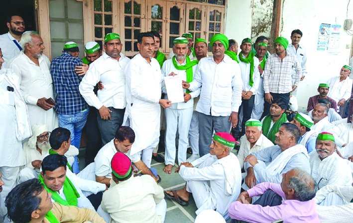 धरना देते हुए धरना देते हुए