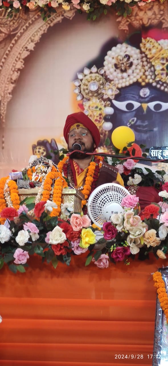 कथा सुनाते हुए आचार्य रामप्रताप शास्त्री।