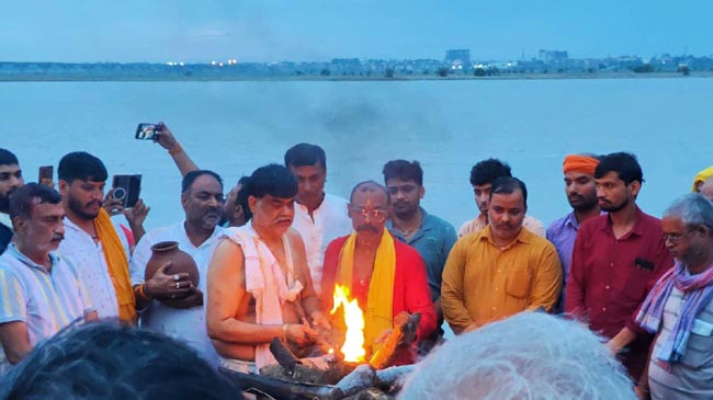 मुखाग्नि देते मुखाग्नि देते