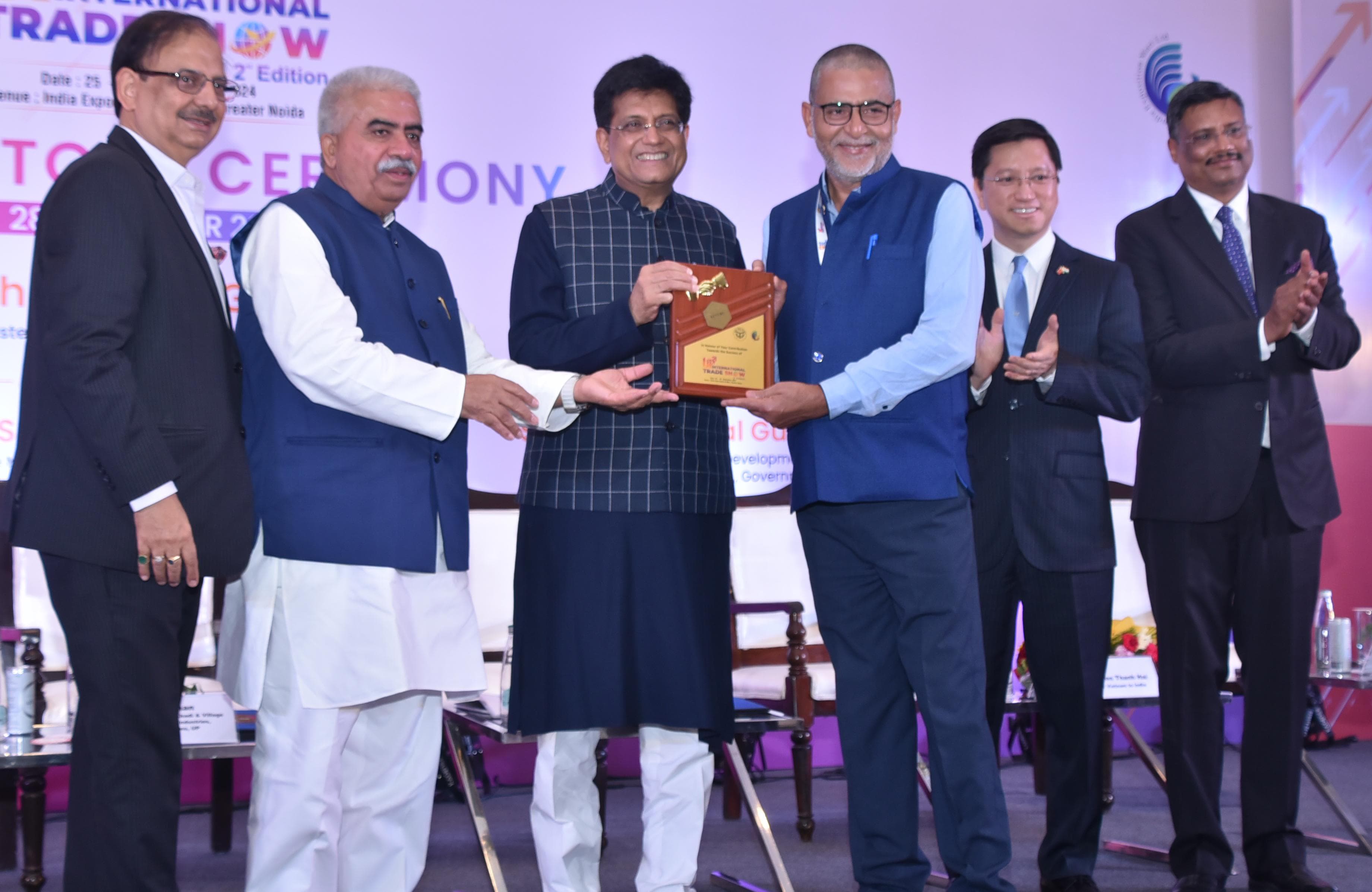 कार्यक्रम में अन्य अतिथियों से साथ पीयूष गोयल कार्यक्रम में अन्य अतिथियों से साथ पीयूष गोयल