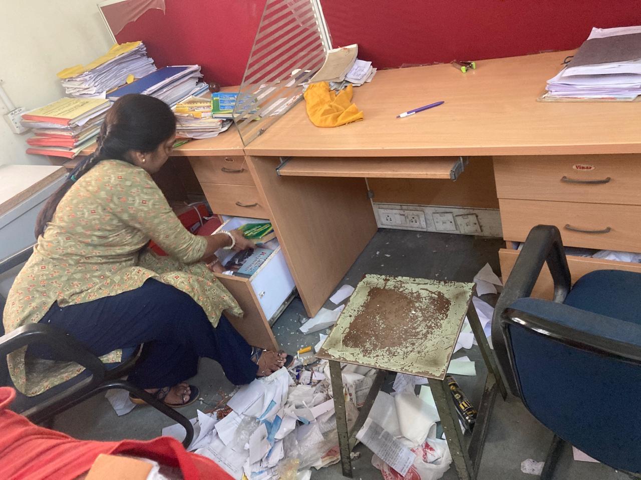 जिला कलक्टर के निर्देश पर अधिकारियों एवं कर्मचारियों की सफाई जिला कलक्टर के निर्देश पर अधिकारियों एवं कर्मचारियों की सफाई