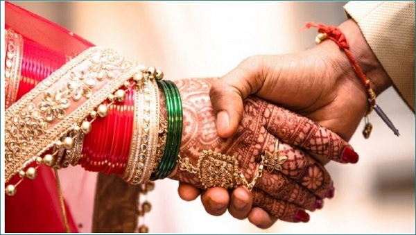 छतरपुर : महिला ने 5 मर्दों से की शादी, पति ने कराया मामला दर्ज छतरपुर : महिला ने 5 मर्दों से की शादी, पति ने कराया मामला दर्ज