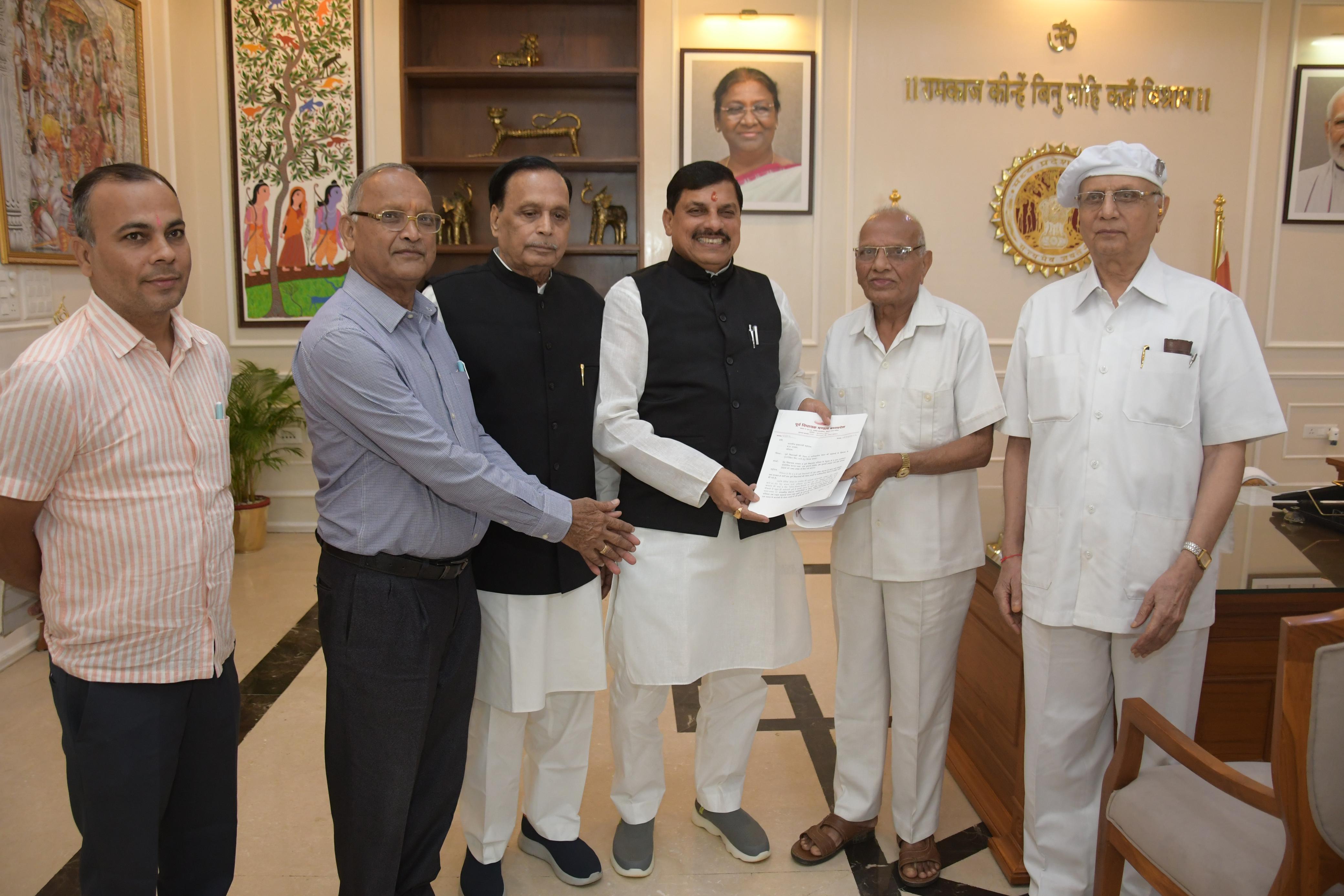 पूर्व विधायक मंडल ने पेंशन वृद्धि के लिए मुख्यमंत्री को सौंपा ज्ञापन पूर्व विधायक मंडल ने पेंशन वृद्धि के लिए मुख्यमंत्री को सौंपा ज्ञापन