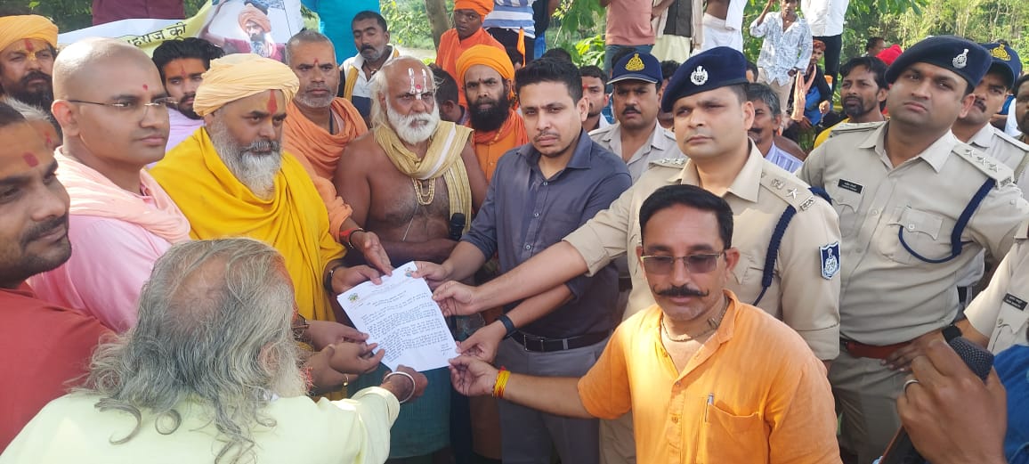 प्रदर्शनकारी कलेक्टर को ज्ञापन सौंपते प्रदर्शनकारी कलेक्टर को ज्ञापन सौंपते