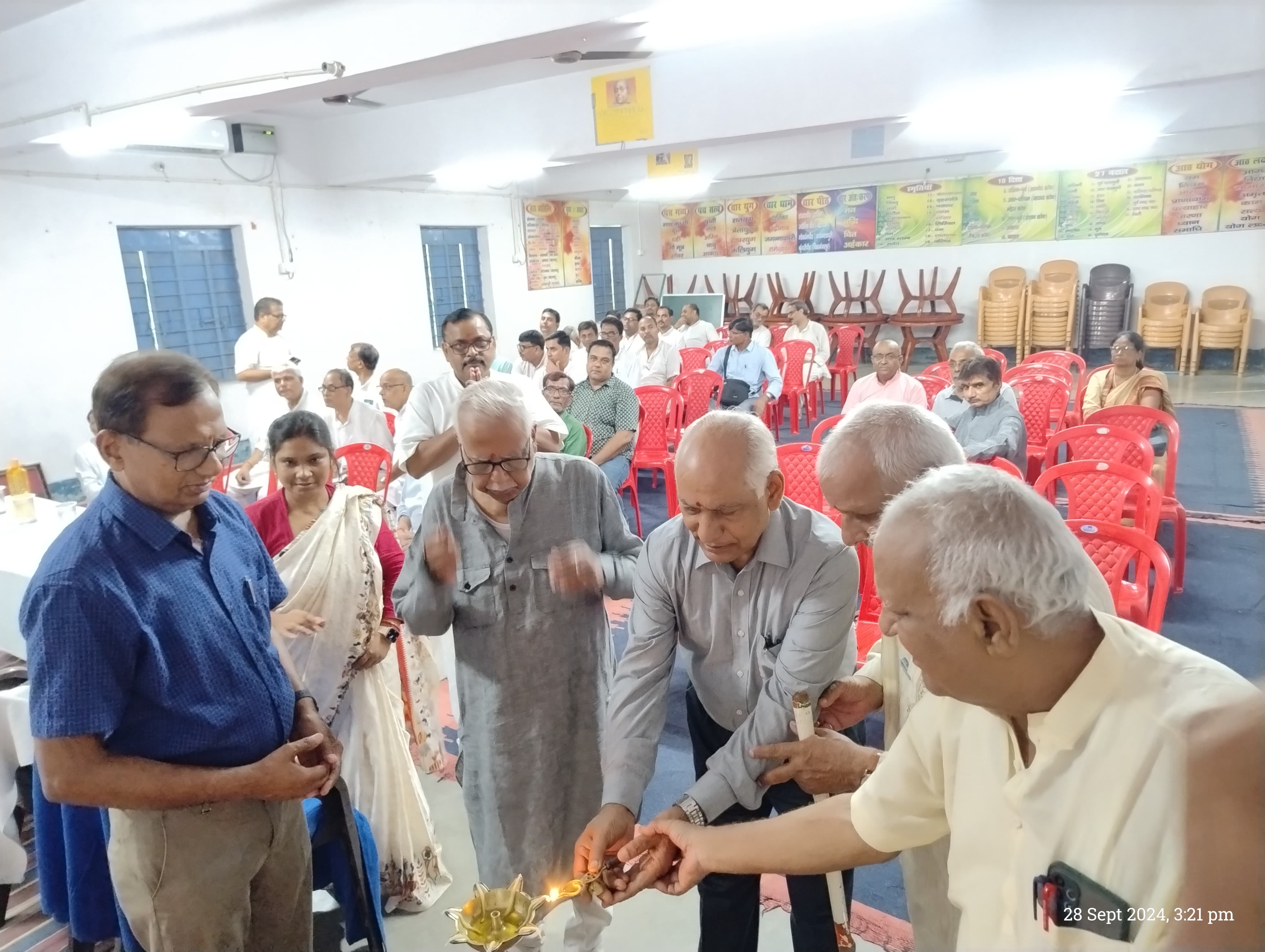 कार्यक्रम का उद्घाटन करते अतिथि कार्यक्रम का उद्घाटन करते अतिथि
