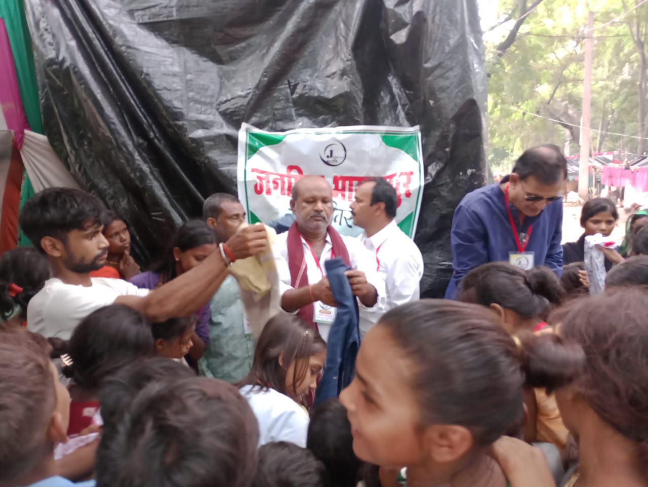 सामग्री बांटते संस्था के लोग सामग्री बांटते संस्था के लोग