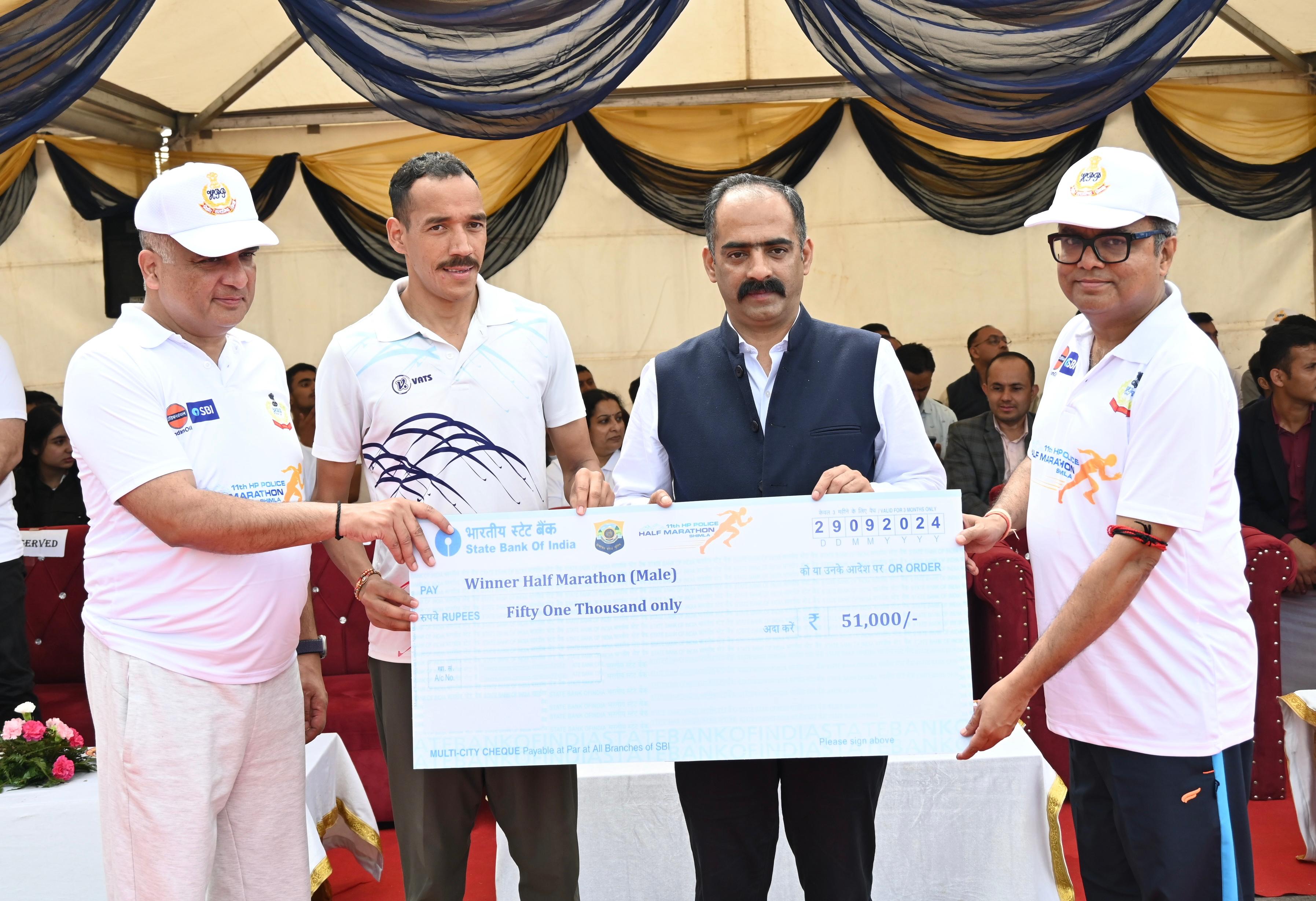 कैबिनेट मंत्री अनिरुद्ध सिंह प्रतिभागियों को सम्मानित करते हुए कैबिनेट मंत्री अनिरुद्ध सिंह प्रतिभागियों को सम्मानित करते हुए