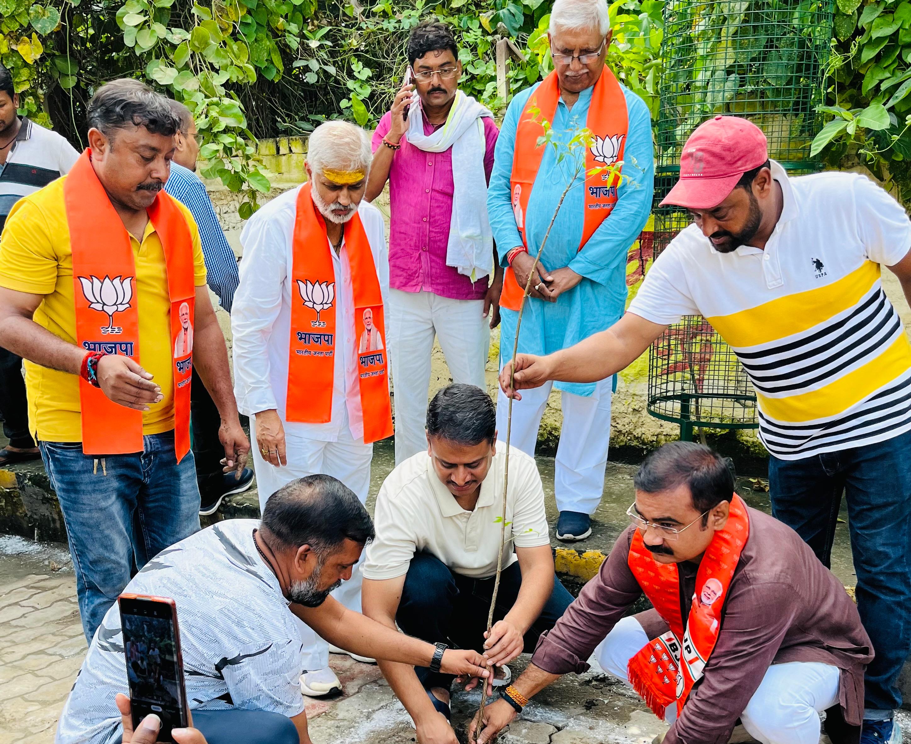 पौधारोपण अभियान में महापौर,प्रमुख सचिव नगर विकास,जिलाधिकारी,भाजपा काशी क्षेत्र अध्यक्ष: फोटो बच्चा गुप्ता