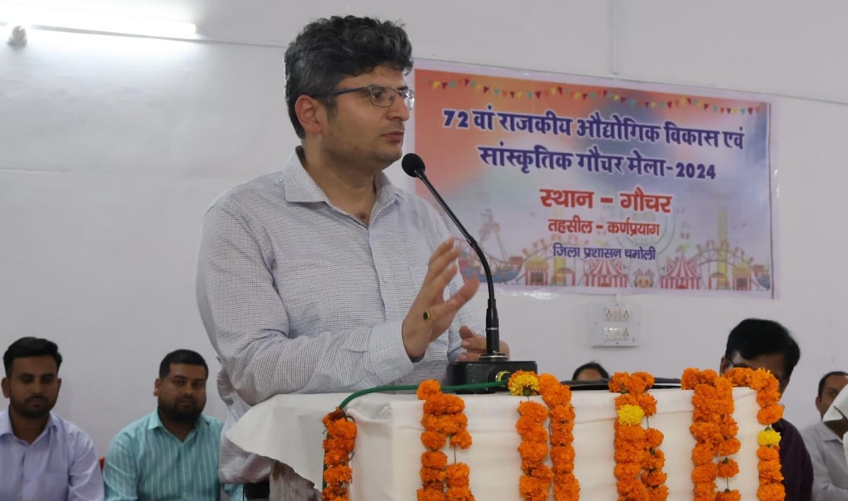 गौचर में मेले की बैठक में बोलते हुए डीएम चमोली। गौचर में मेले की बैठक में बोलते हुए डीएम चमोली।