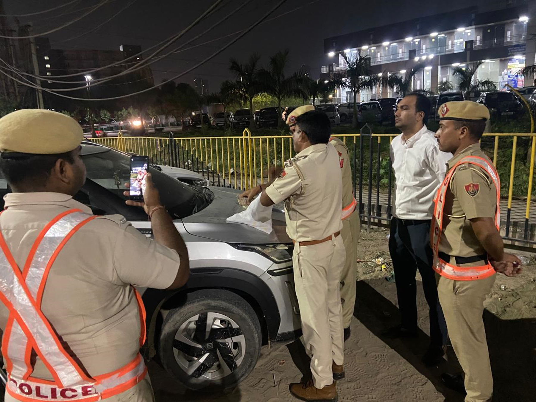 फोटो नंबर-03: गुरुग्राम में नाकों पर जांच करती पुलिस फोर्स। फोटो नंबर-03: गुरुग्राम में नाकों पर जांच करती पुलिस फोर्स।