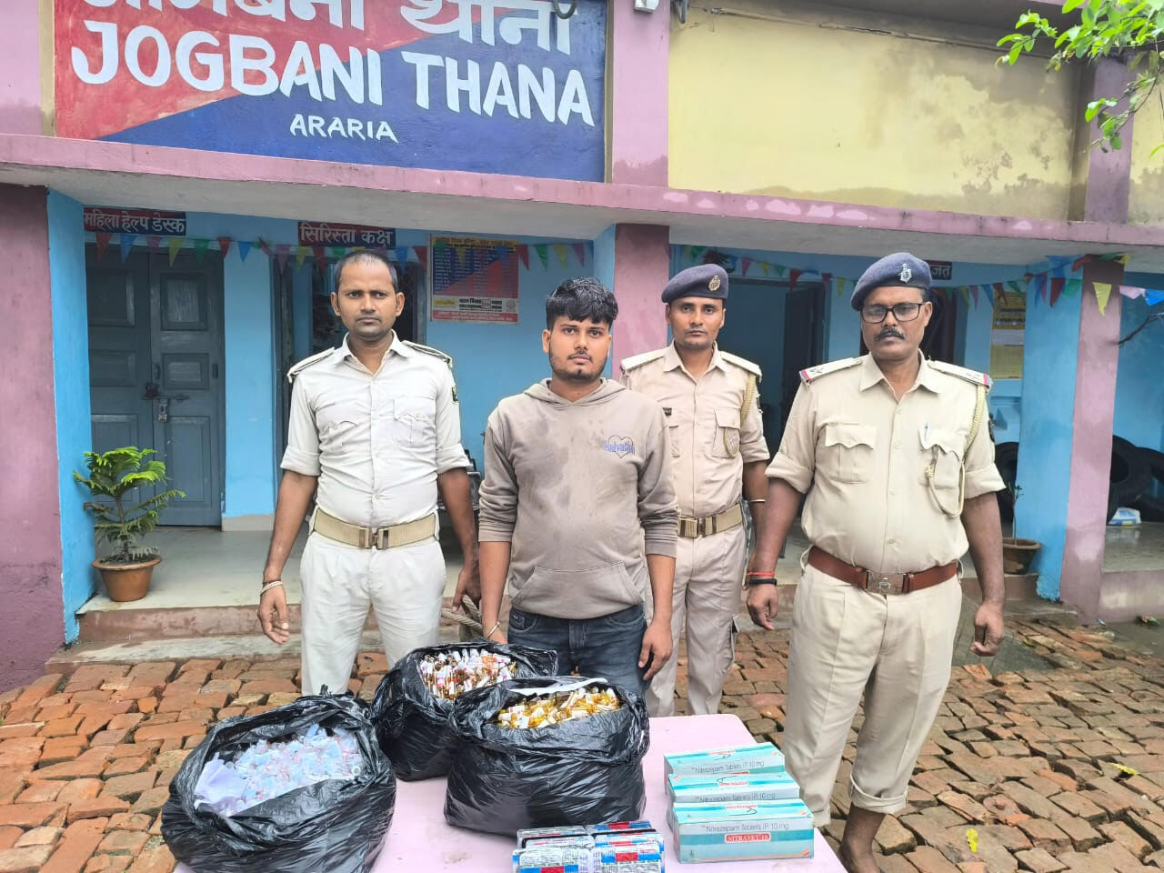 नशीली दवाओं के साथ एक व्यक्ति को पुलिस ने किया गिरफ्तार नशीली दवाओं के साथ एक व्यक्ति को पुलिस ने किया गिरफ्तार