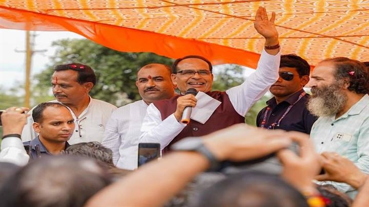 इछावर में आयोजित कार्यक्रम में संबोधित करते हुए केंद्रीय कृषि मंत्री शिवराज इछावर में आयोजित कार्यक्रम में संबोधित करते हुए केंद्रीय कृषि मंत्री शिवराज