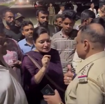 द्वारका के समीप हाइवे पर हुए सड़क हादसे के बाद घटनास्थल पर जामनगर की सांसद पूनम माडम पुलिस अधिकारी को जरूरी निर्देश देते हुए। द्वारका के समीप हाइवे पर हुए सड़क हादसे के बाद घटनास्थल पर जामनगर की सांसद पूनम माडम पुलिस अधिकारी को जरूरी निर्देश देते हुए।