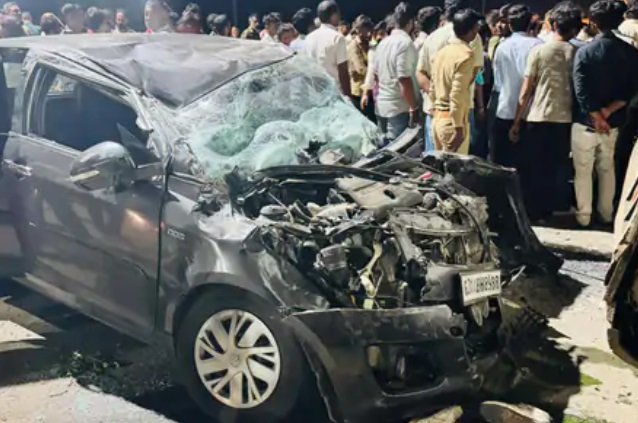 द्वारका के समीप हाइवे पर हुए सड़क हादसे में दुर्घटनाग्रस्त कार। द्वारका के समीप हाइवे पर हुए सड़क हादसे में दुर्घटनाग्रस्त कार।