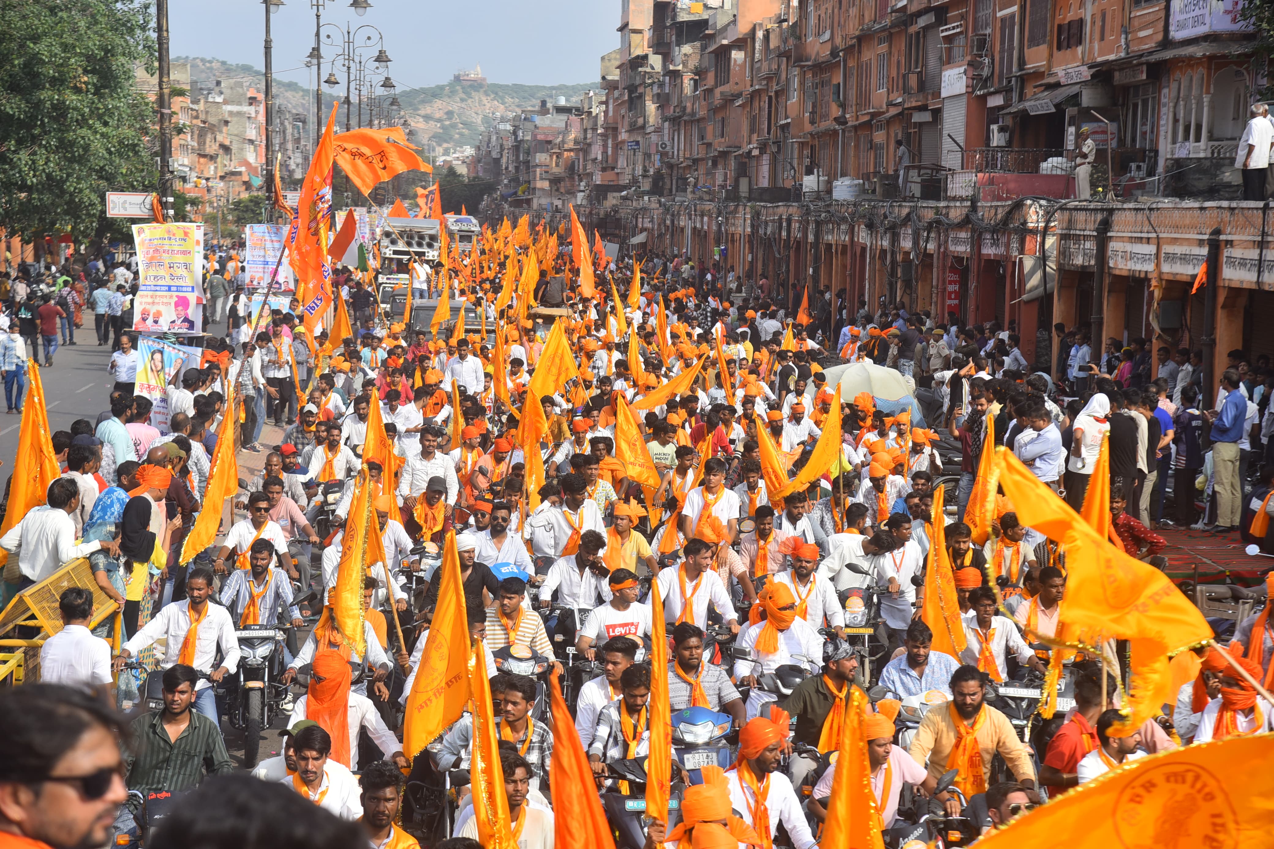हिन्दू राष्ट्र की मांग पर निकाली विशाल भगवा रैली हिन्दू राष्ट्र की मांग पर निकाली विशाल भगवा रैली