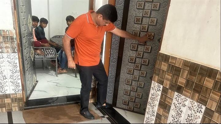 छात्रावासों का निरीक्षण करते हुए अधिकारी छात्रावासों का निरीक्षण करते हुए अधिकारी