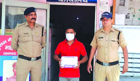 पुिलस िगर¶त में आराेिपत पुिलस िगर¶त में आराेिपत