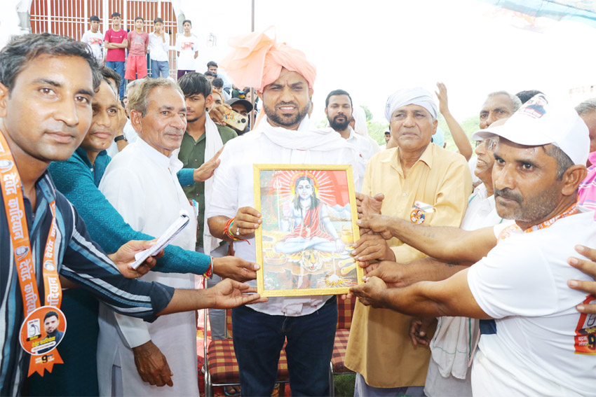 29 Snp- 5 सोनीपत: निर्दलीय उम्मीदवार देवेंद्र कादियान को सम्मान देते हुए समाज के प्रतिनिधि सदस्य 29 Snp- 5 सोनीपत: निर्दलीय उम्मीदवार देवेंद्र कादियान को सम्मान देते हुए समाज के प्रतिनिधि सदस्य