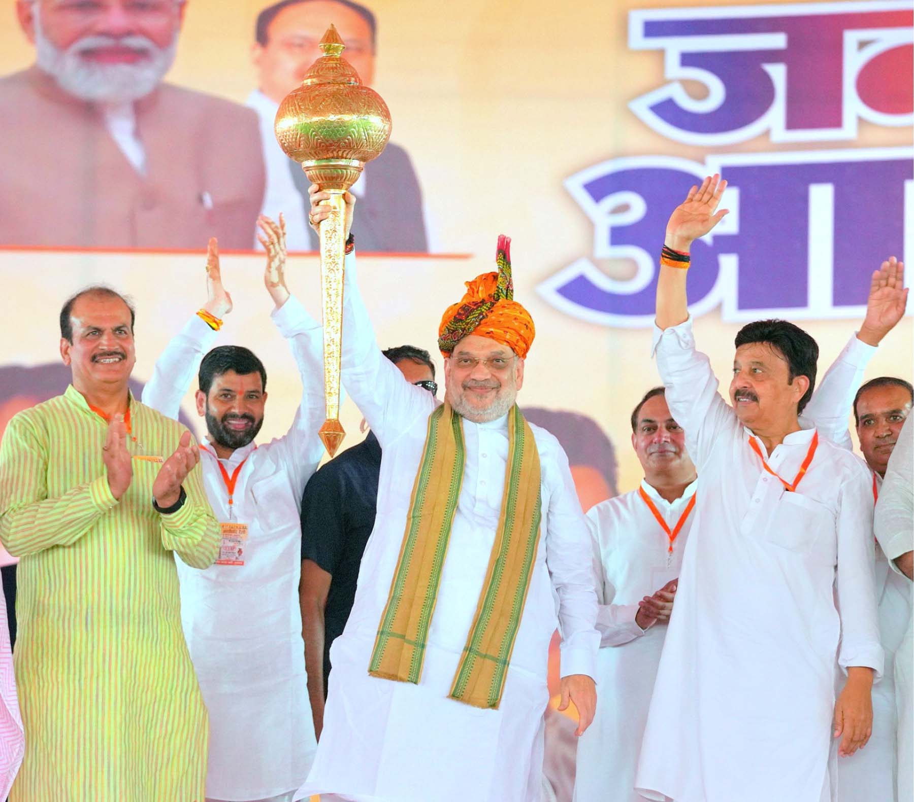 फोटो नंबर-01: गुरुग्राम के बादशाहपुर में बीजेपी प्रत्याशी राव नरबीर ङ्क्षसह के लिए चुनावी रैली में गदा लहराते गृह मंत्री अमित शाह। फोटो नंबर-01: गुरुग्राम के बादशाहपुर में बीजेपी प्रत्याशी राव नरबीर ङ्क्षसह के लिए चुनावी रैली में गदा लहराते गृह मंत्री अमित शाह।