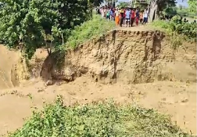 टूटे बांध काे देखते गांव के लाेग टूटे बांध काे देखते गांव के लाेग