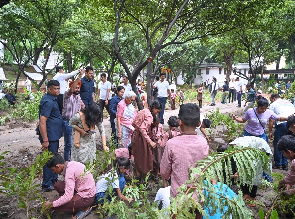 उप्र. राजभवन में कुल 5300 पौधे रोपित किए गए उप्र. राजभवन में कुल 5300 पौधे रोपित किए गए