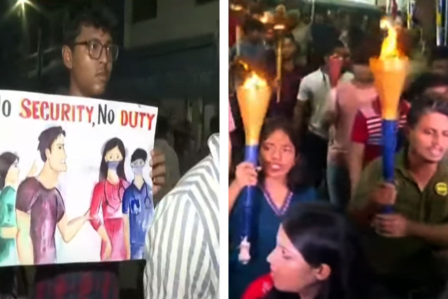 सड़कों पर फिर प्रदर्शन कर रहे हैं जूनियर डॉक्टर सड़कों पर फिर प्रदर्शन कर रहे हैं जूनियर डॉक्टर