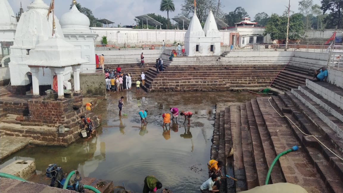 अमरकंटक में मां नर्मदा उद्गम स्थल,कुंड की की साफ सफाई अमरकंटक में मां नर्मदा उद्गम स्थल,कुंड की की साफ सफाई