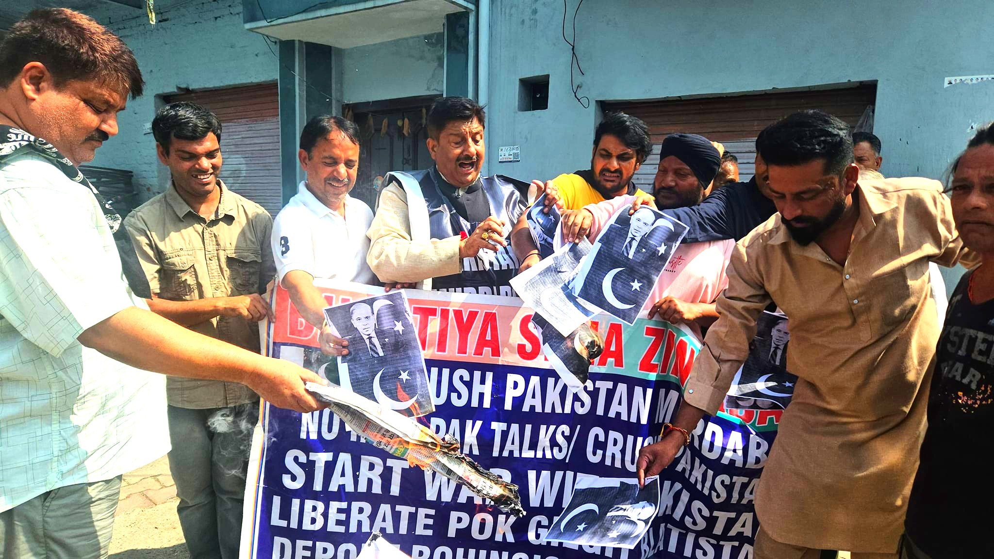 कठुआ और कुलगाम मुठभेड़ों के बाद जम्मू में पाकिस्तान के खिलाफ प्रदर्शन कठुआ और कुलगाम मुठभेड़ों के बाद जम्मू में पाकिस्तान के खिलाफ प्रदर्शन
