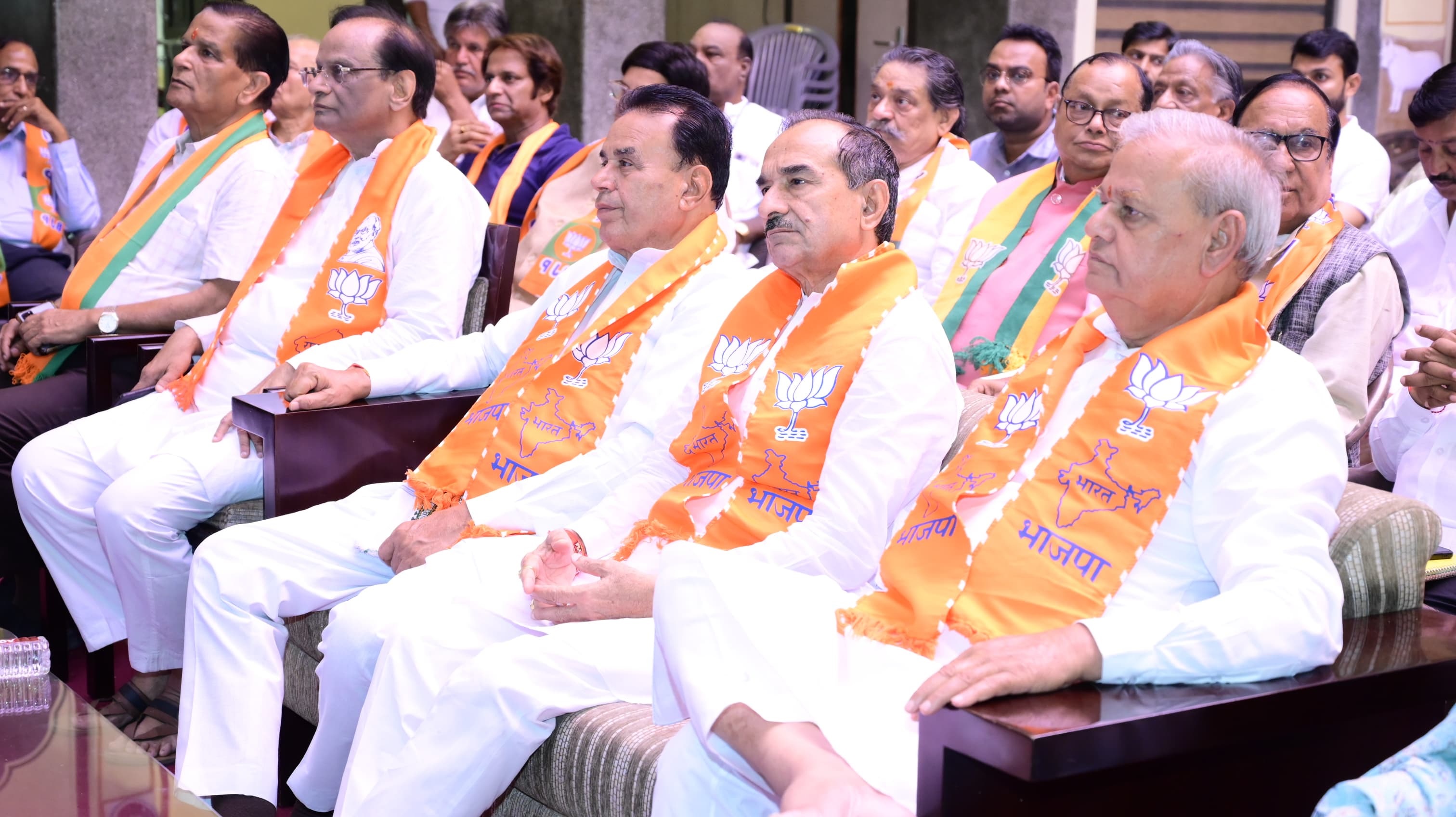 कार्यकर्ताओं के साथ प्रधानमंत्री नरेंद्र मोदी के मन की बात कार्यक्रम सुनते राठाैड़। कार्यकर्ताओं के साथ प्रधानमंत्री नरेंद्र मोदी के मन की बात कार्यक्रम सुनते राठाैड़।