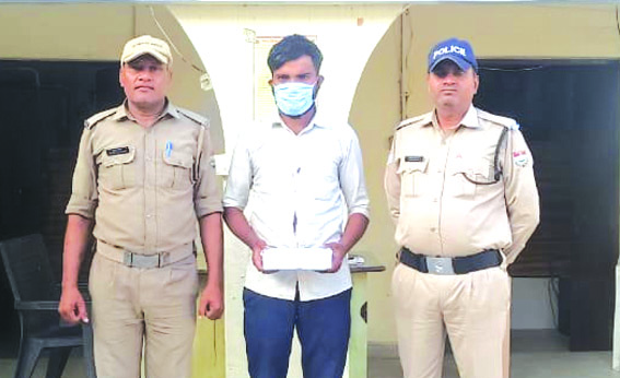पुलिस गिरफ्त में आरोपित पुलिस गिरफ्त में आरोपित