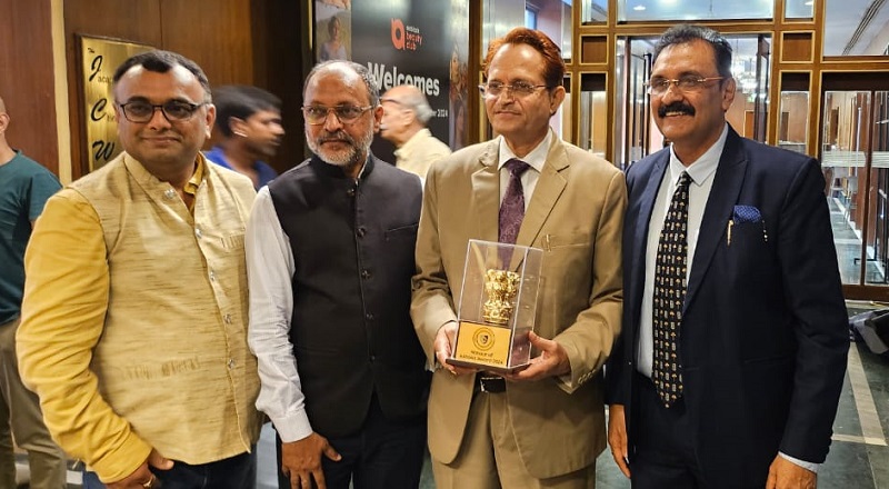 प्रमुख सचिव एपी सिंह अवार्ड के साथ प्रमुख सचिव एपी सिंह अवार्ड के साथ