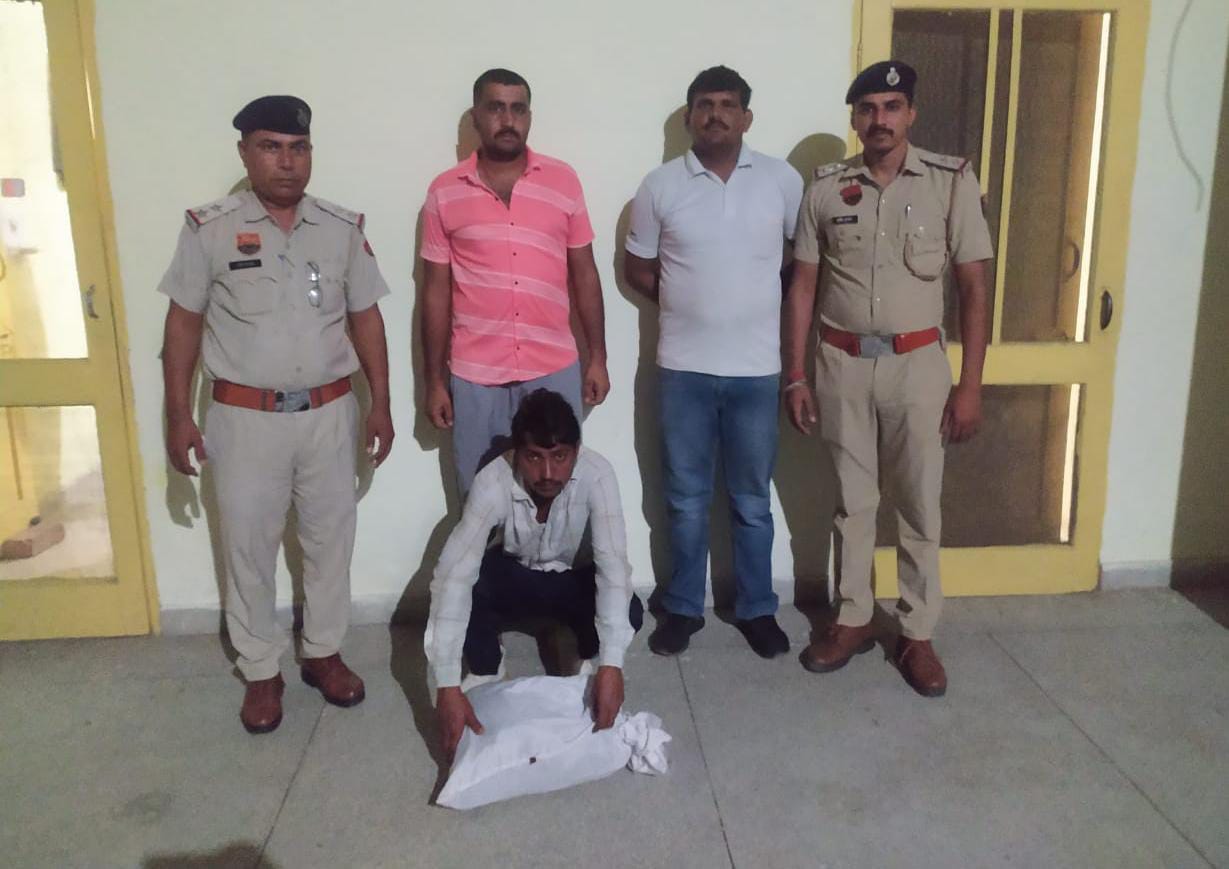 पुलिस गिरफ्त में नशा तस्कर। पुलिस गिरफ्त में नशा तस्कर।