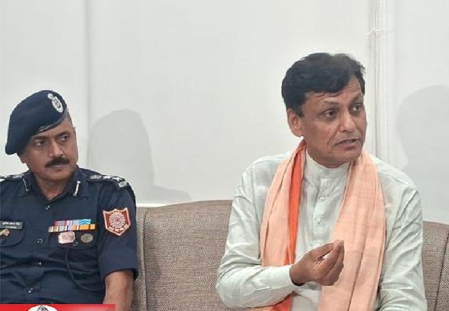 पतकाराे काे बात करते केनद् मंती नितयानंद राय् पतकाराे काे बात करते केनद् मंती नितयानंद राय्