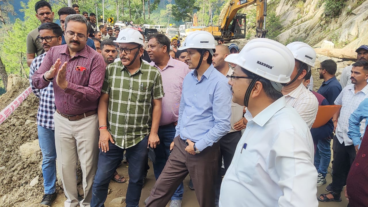 राष्ट्रीय राजमार्ग का निरीक्षण करते कुमाऊं आयुक्त राष्ट्रीय राजमार्ग का निरीक्षण करते कुमाऊं आयुक्त