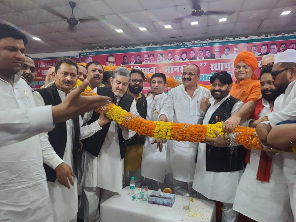 महबूब अली का स्वागत करते हुए महबूब अली का स्वागत करते हुए