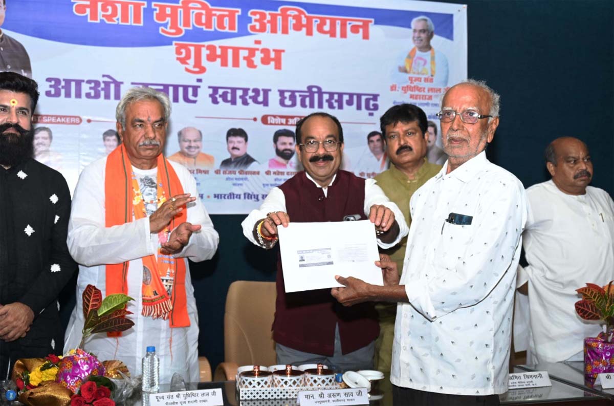 कार्यक्रम में 70 वर्ष से अधिक उम्र के बुजुर्गों के आयुष्मान कार्ड बनाकर वितरित करते कार्यक्रम में 70 वर्ष से अधिक उम्र के बुजुर्गों के आयुष्मान कार्ड बनाकर वितरित करते