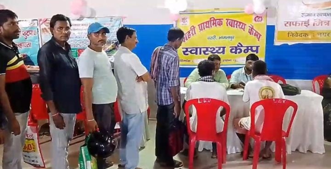 शिविर में जांच कराते लोग शिविर में जांच कराते लोग