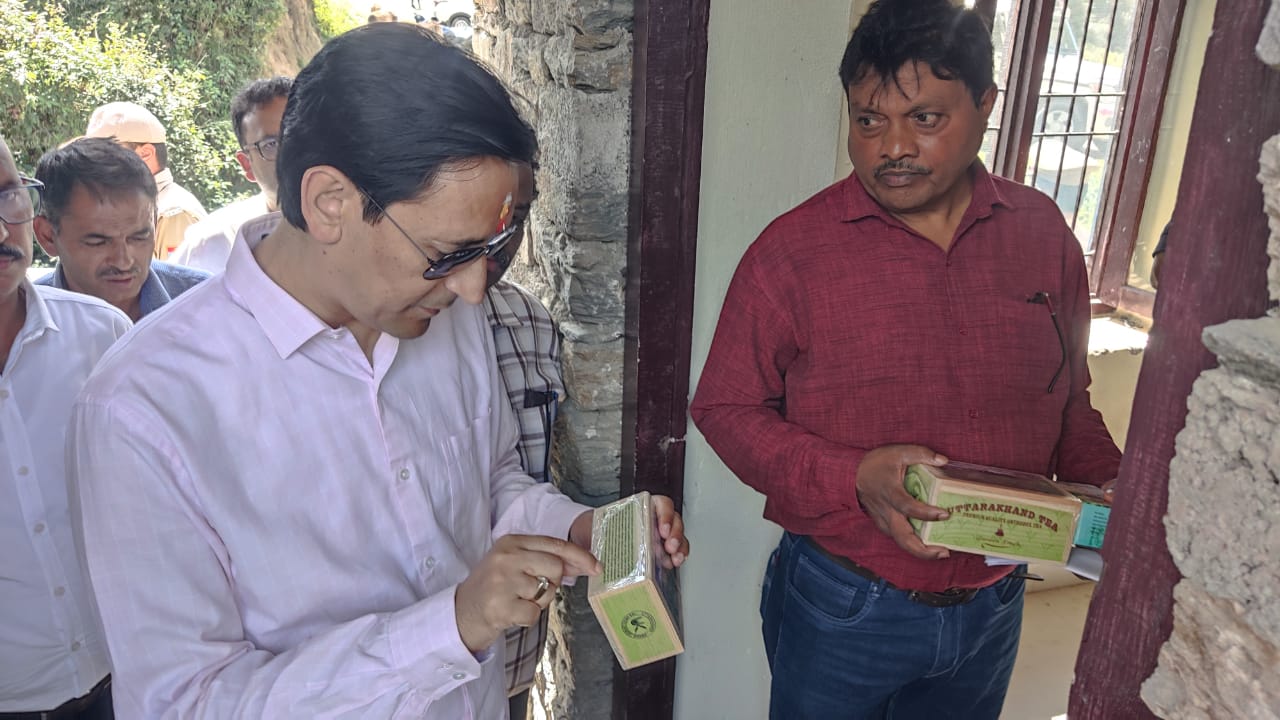 चाय भगवान का निरीक्षण करते हैं मंडल आयुक्त