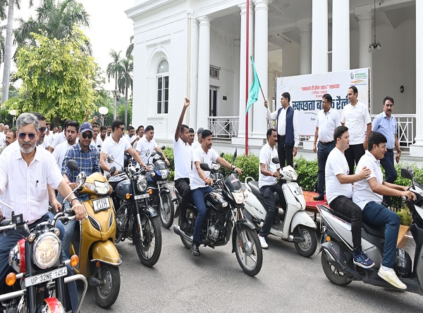 राजभवन से निकाली गई एक विशेष स्वच्छता बाइक रैली राजभवन से निकाली गई एक विशेष स्वच्छता बाइक रैली