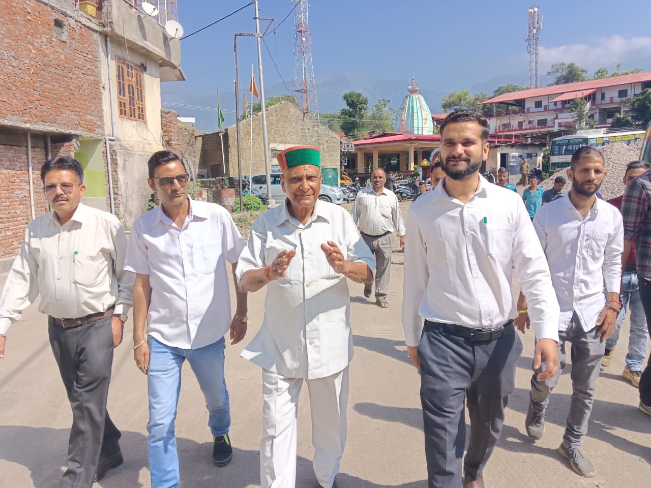 बस स्टैंड का निरीक्षण करते हुए सीपीएस किशोरी लाल। बस स्टैंड का निरीक्षण करते हुए सीपीएस किशोरी लाल।