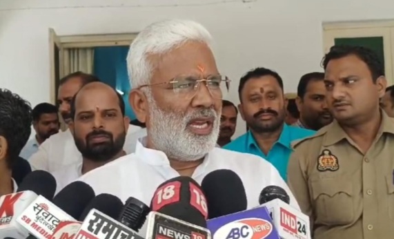 पत्रकारों से वार्ता करते जलशक्ति मंत्री पत्रकारों से वार्ता करते जलशक्ति मंत्री
