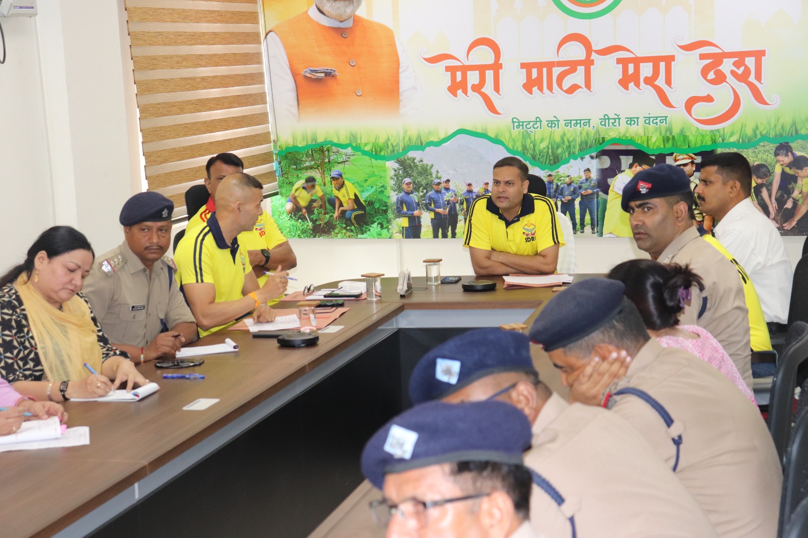 एसडीआरएफ वाहिनी मुख्यालय जॉलीग्रांट में वीडियो कान्फ्रेंसिंग के जरिए मासिक सम्मेलन करते एसडीआरएफ सेनानायक अर्पण यदुवंशी। एसडीआरएफ वाहिनी मुख्यालय जॉलीग्रांट में वीडियो कान्फ्रेंसिंग के जरिए मासिक सम्मेलन करते एसडीआरएफ सेनानायक अर्पण यदुवंशी।