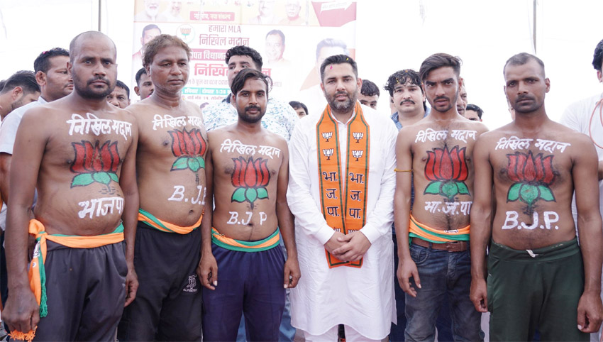 30 Snp-2 सोनीपत: निखिल मदान के समर्थक शरीर पर कमल का फूल और निखिल मदान का नाम लिखे हुए। 30 Snp-2 सोनीपत: निखिल मदान के समर्थक शरीर पर कमल का फूल और निखिल मदान का नाम लिखे हुए।