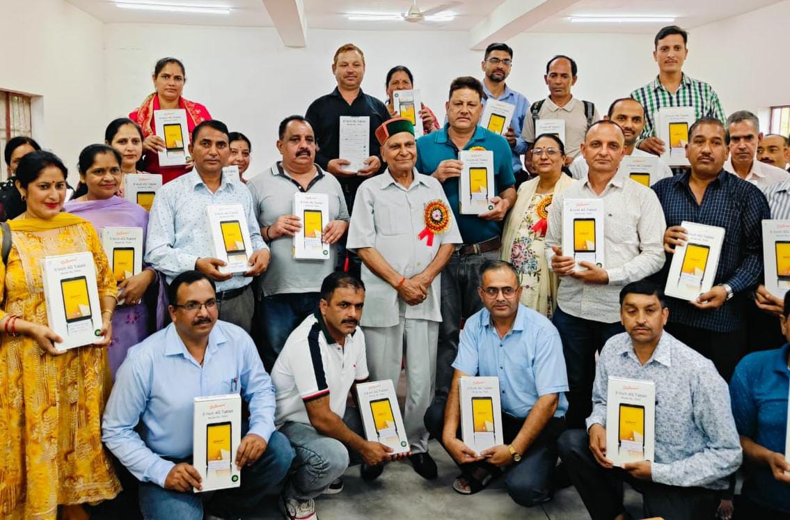 शिक्षकों को टेबलेट वितरित करने का दौरान। शिक्षकों को टेबलेट वितरित करने का दौरान।