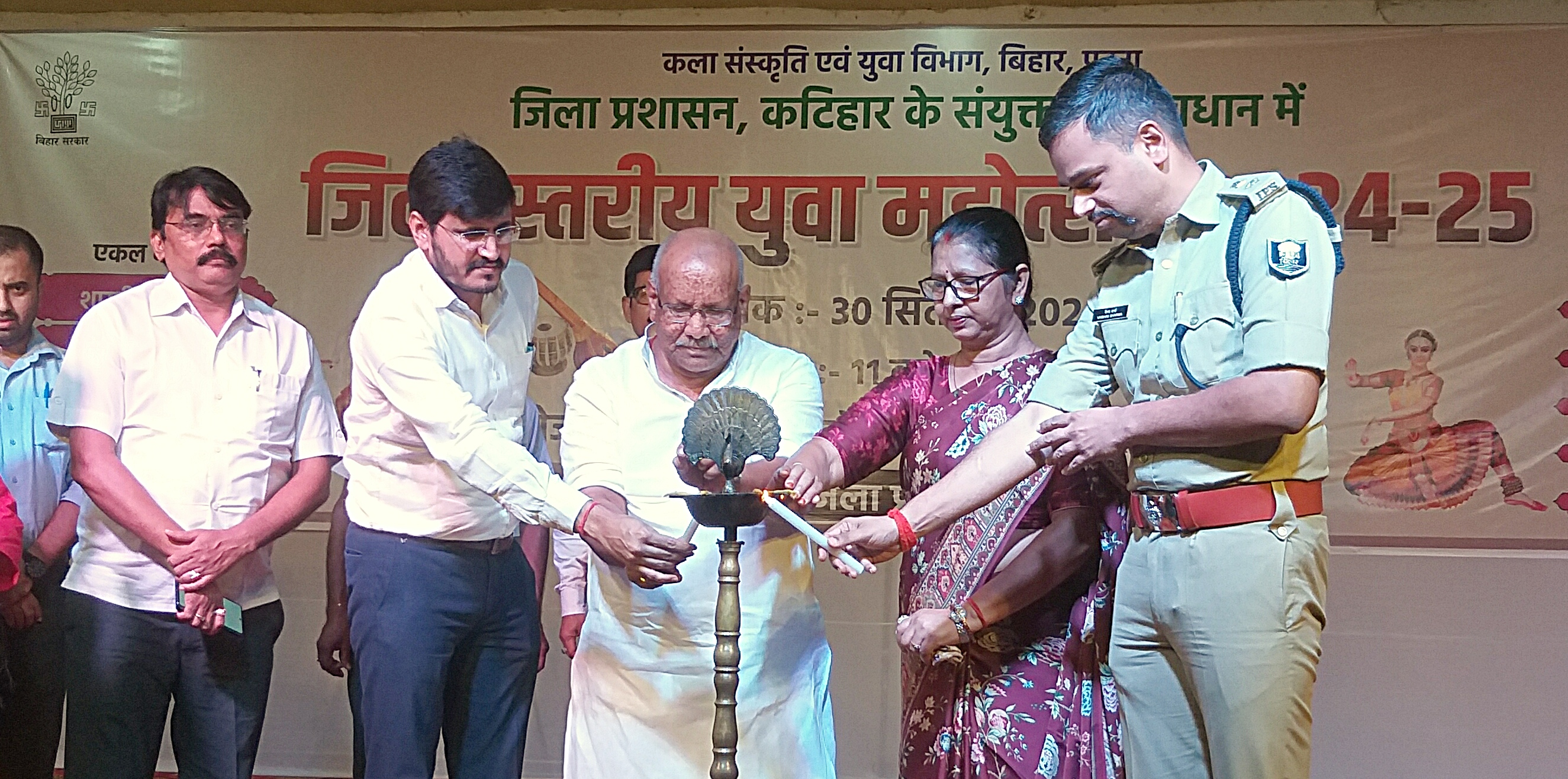 शुभारंभ करते हुए पूर्व उपमुख्यमंत्री व अधिकारी शुभारंभ करते हुए पूर्व उपमुख्यमंत्री व अधिकारी