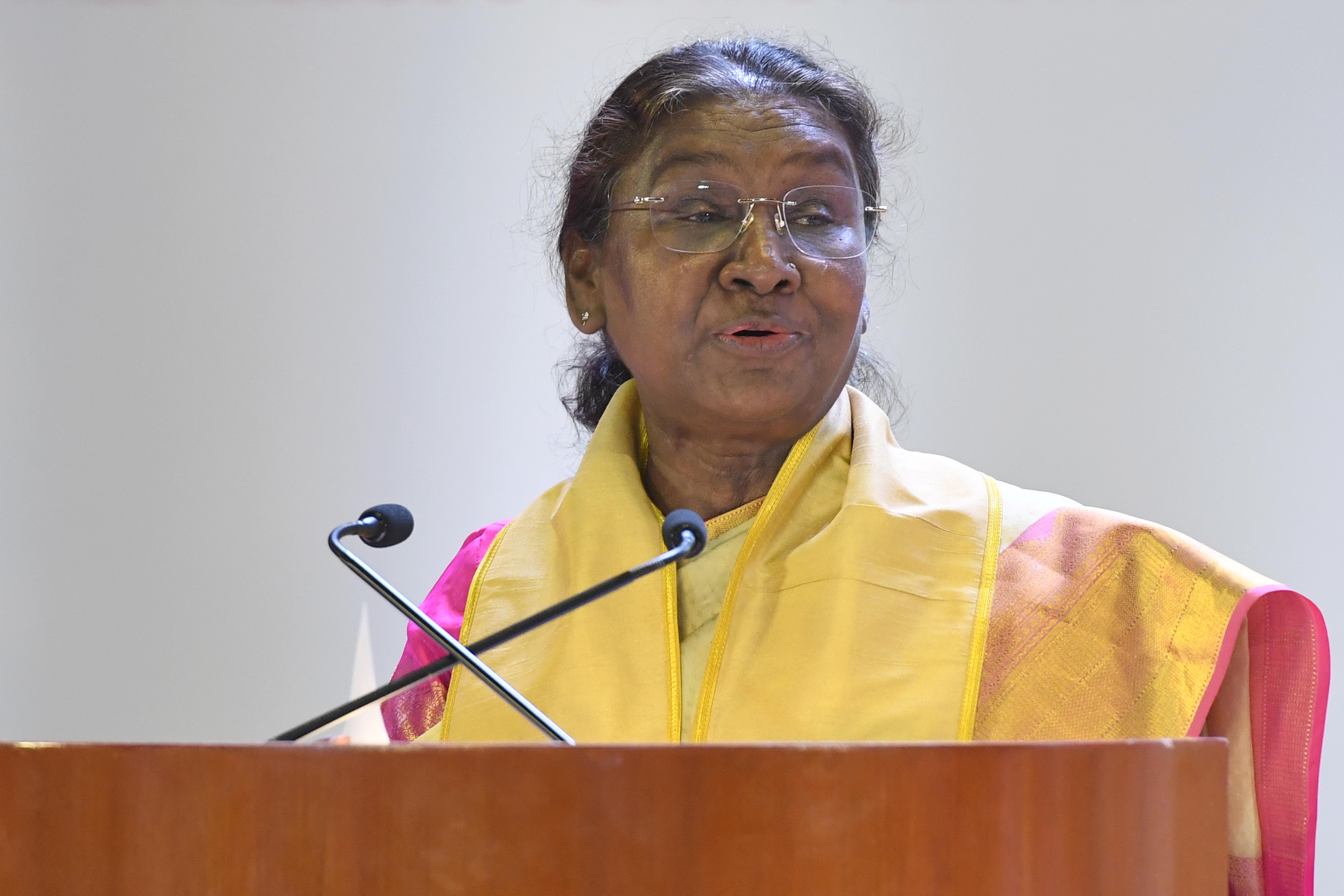 राष्ट्रपति द्रौपदी मुर्मु कार्यक्रम को संबोधित करते हुए राष्ट्रपति द्रौपदी मुर्मु कार्यक्रम को संबोधित करते हुए
